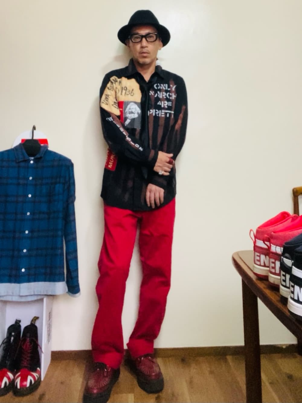 ブラック系のシャツ/ブラウス、レッド系のチノパンツ、レッド系のブーツを着用したメンズの秋コーディネートの2枚目の写真