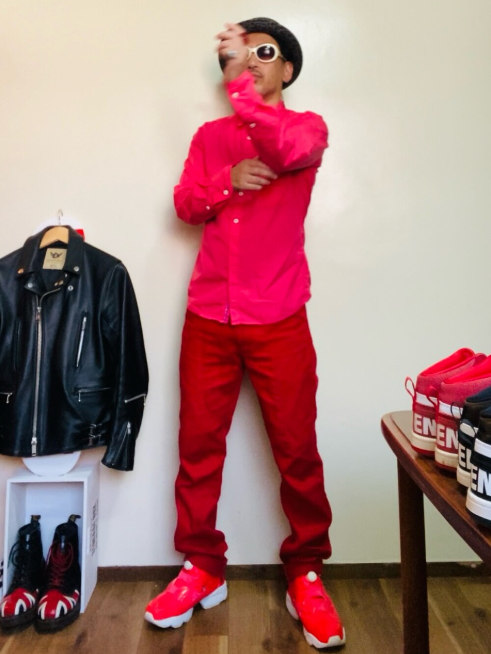 ピンク系のシャツ/ブラウス、レッド系のデニムパンツ、ピンク系のスニーカーを着用したメンズの秋コーディネートの3枚目の写真