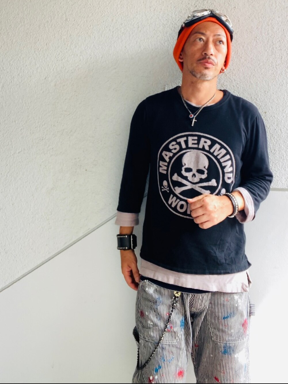 ブラック系のTシャツ/カットソー、グレー系のデニムパンツ、ブラック系のスニーカーを着用したメンズの秋コーディネートの2枚目の写真