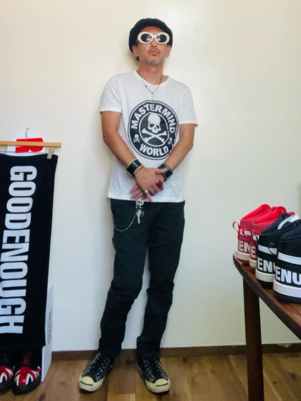 ホワイト系のTシャツ/カットソー、ブラック系のスニーカー、ブラック系のチノパンツを着用したメンズの夏コーディネートの4枚目の写真