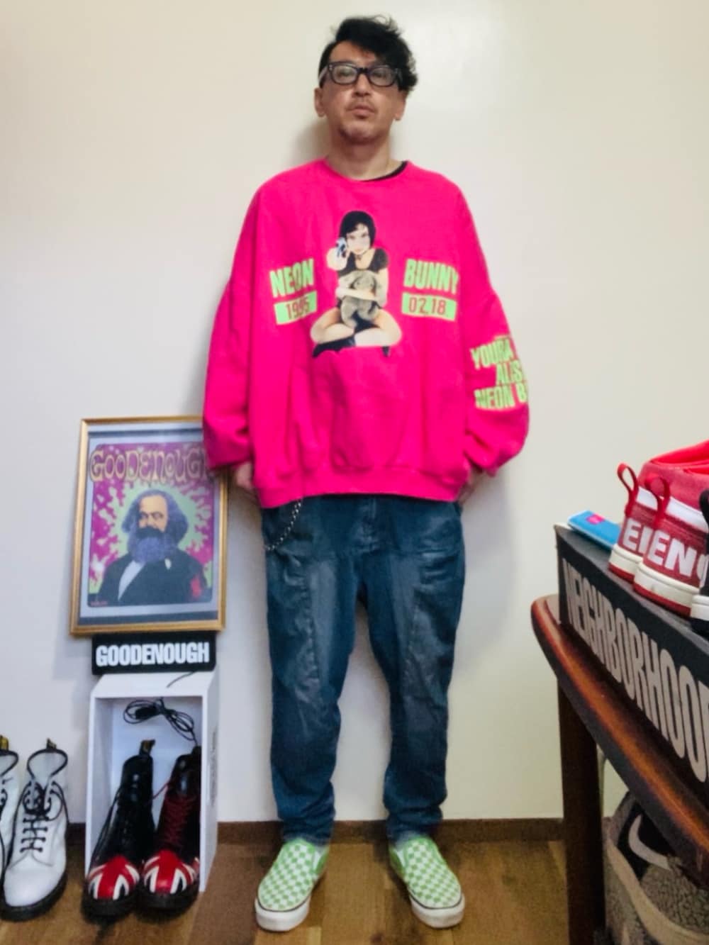 ピンク系のスウェット、ブルー系のデニムパンツ、グリーン系のスリッポンを着用したメンズの春コーディネートの3枚目の写真