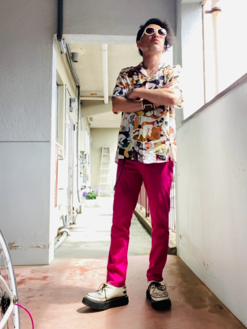 その他のシャツ/ブラウス、ホワイト系のサングラス、ブラウン系のバングル/リストバンドを着用したメンズの夏コーディネートの2枚目の写真