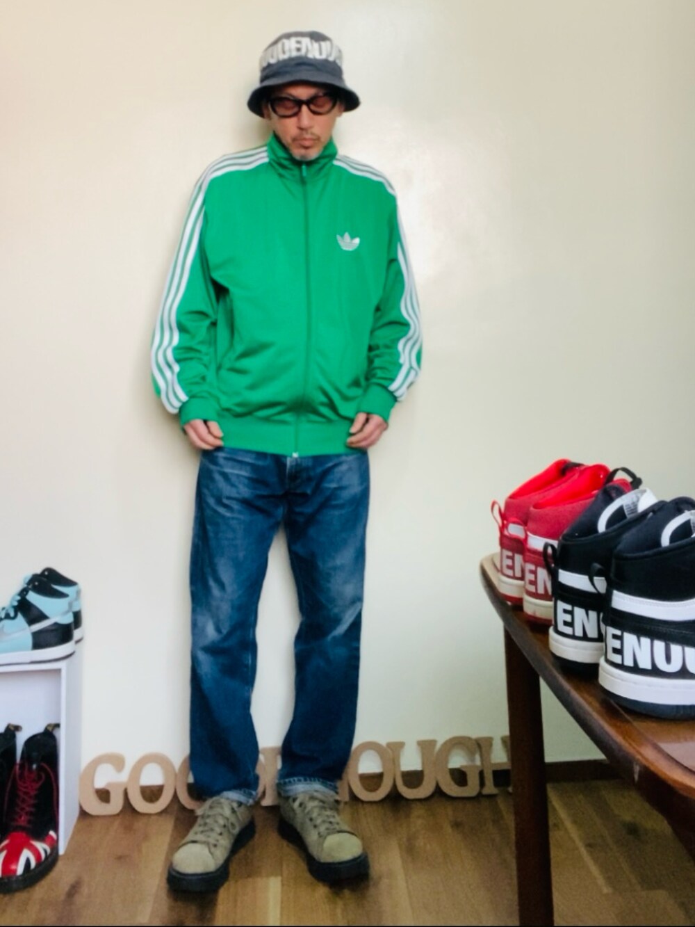 グリーン系のジャージ、ブルー系のデニムパンツ、グリーン系のスニーカーを着用したメンズの冬コーディネートの3枚目の写真
