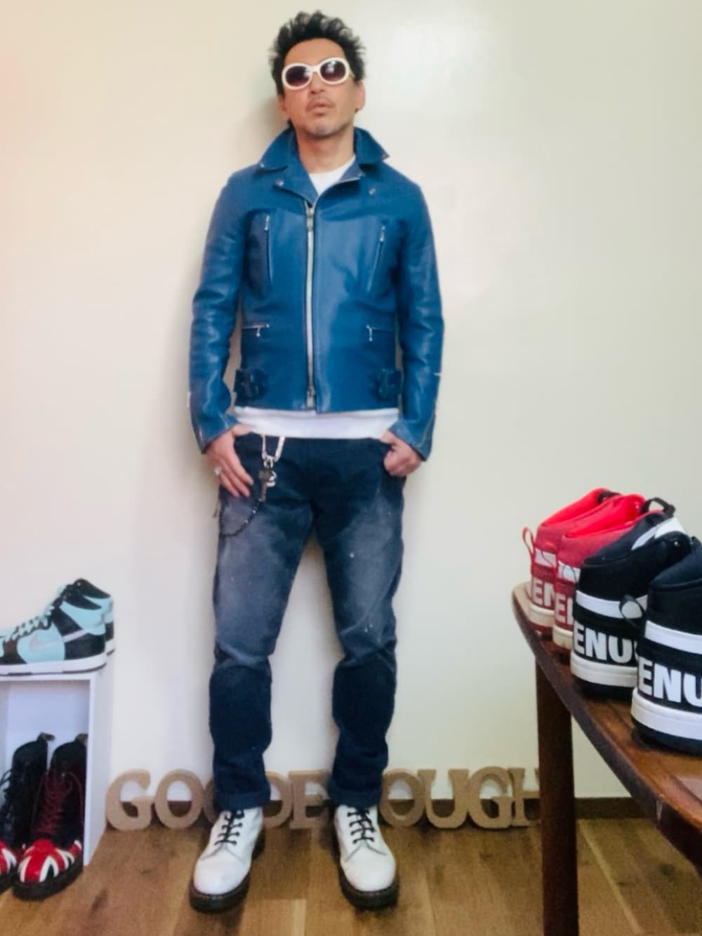 ブルー系のライダースジャケット、ホワイト系のスウェット、ブルー系のその他パンツを着用したメンズの冬コーディネートの4枚目の写真