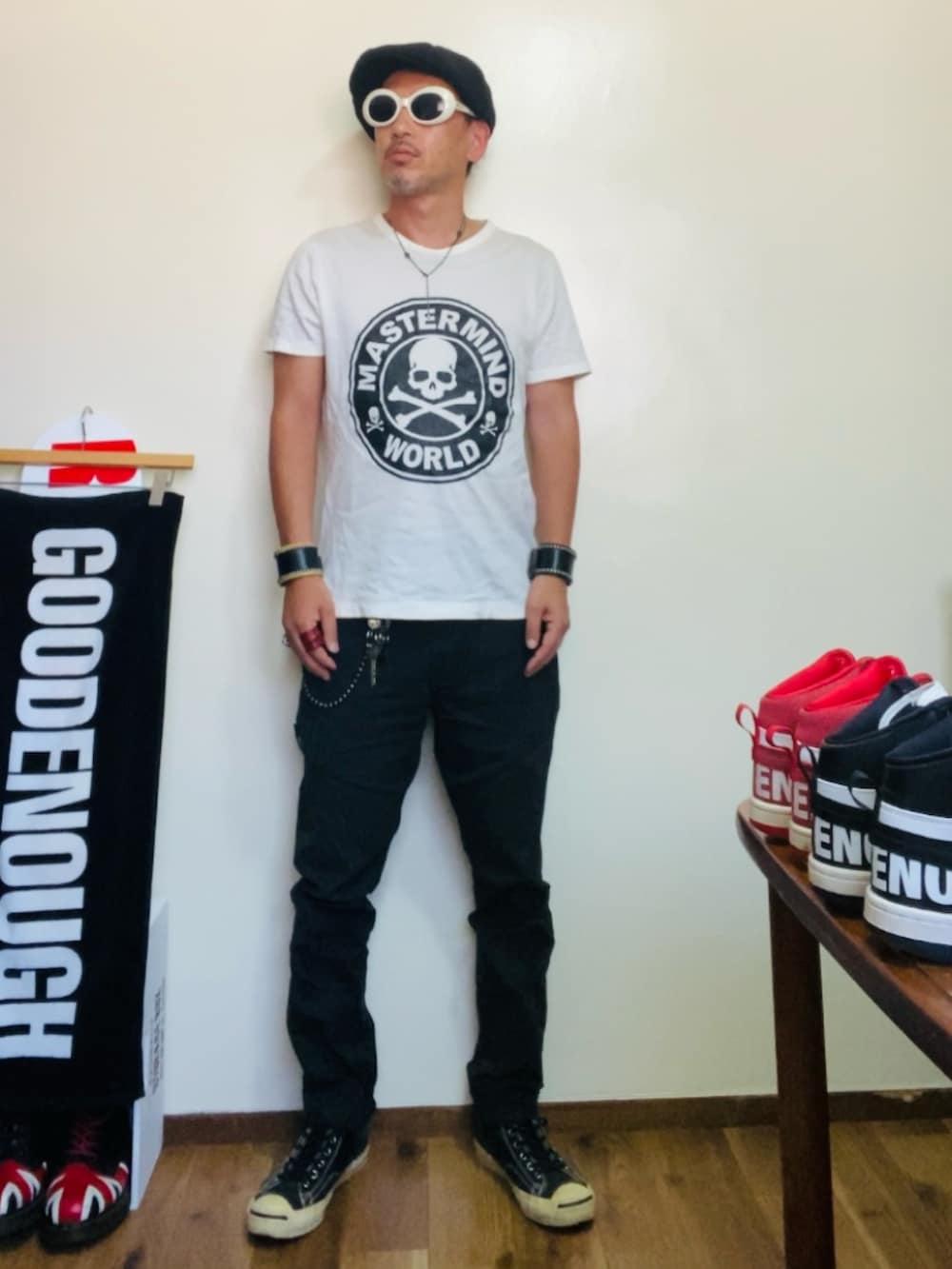 ホワイト系のTシャツ/カットソー、ブラック系のスニーカー、ブラック系のチノパンツを着用したメンズの夏コーディネートの2枚目の写真