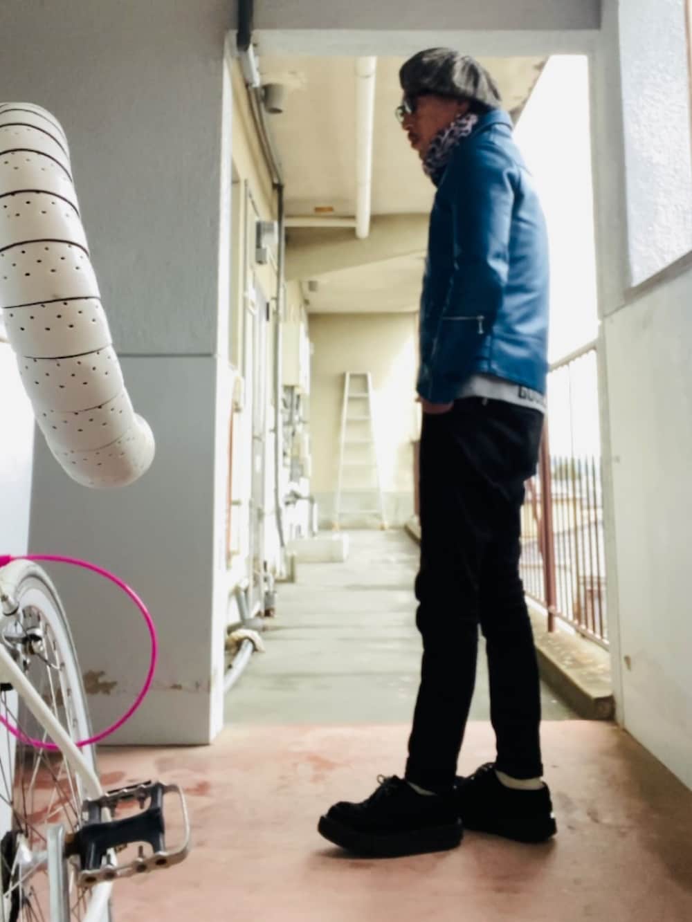 ブルー系のライダースジャケット、グレー系のスウェット、ブラック系のパンツを着用したメンズの冬コーディネートの3枚目の写真