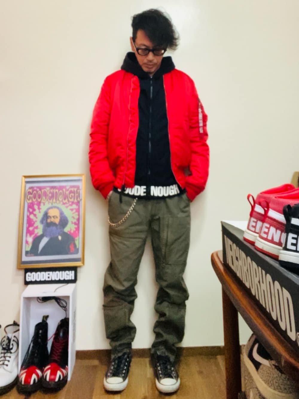 ブラック系のパーカー、レッド系のMA-1、グリーン系のカーゴパンツを着用したメンズの春コーディネートの3枚目の写真