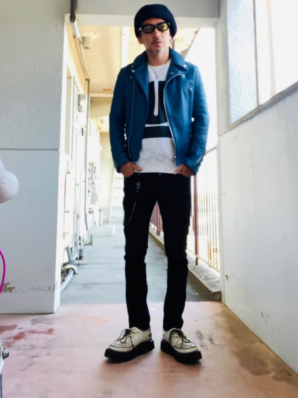 ブルー系のライダースジャケット、ホワイト系のスウェット、ブラック系のパンツを着用したメンズの冬コーディネートの3枚目の写真