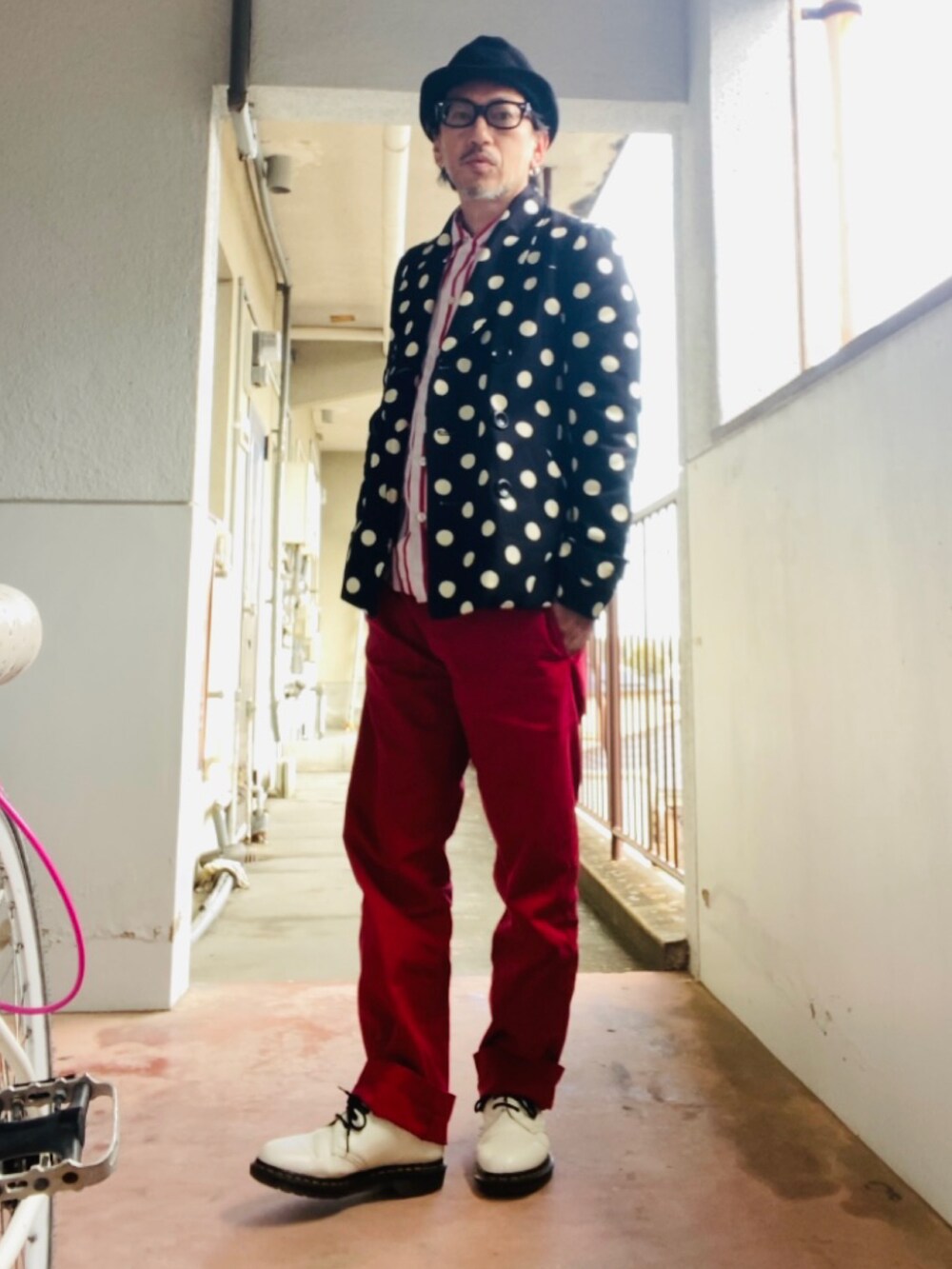レッド系のシャツ/ブラウス、ブラック系のピーコート、レッド系のチノパンツを着用したメンズの冬コーディネートの4枚目の写真