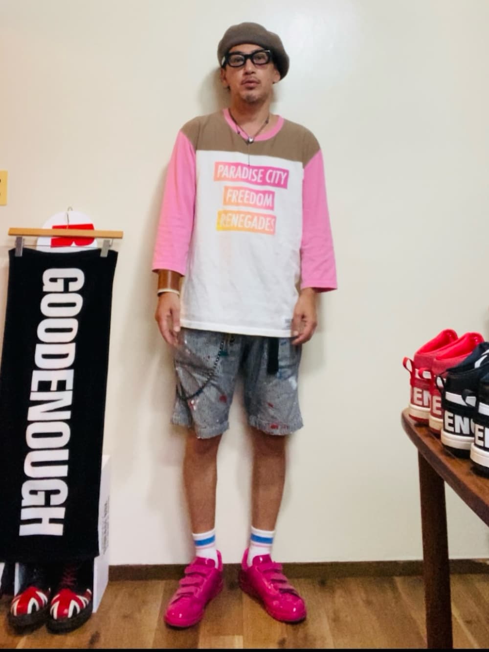 ピンク系のTシャツ/カットソー、グレー系のデニムパンツ、ピンク系のスニーカーを着用したメンズの夏コーディネートの4枚目の写真