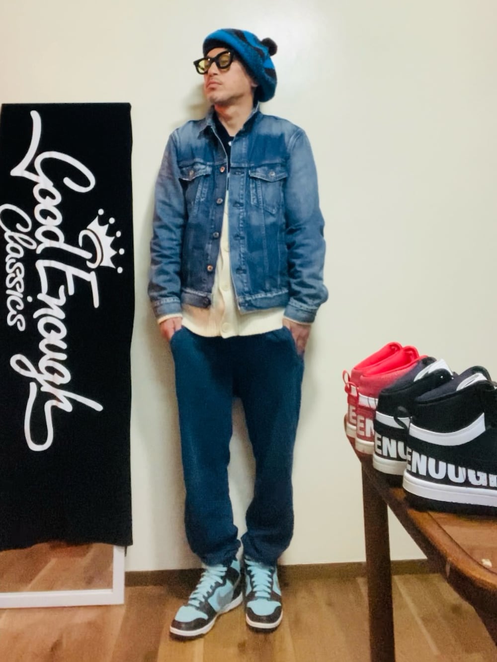 ブルー系のカーディガン/ボレロ、ブルー系のデニムジャケット、ブルー系のスウェットパンツを着用したメンズの冬コーディネートの2枚目の写真