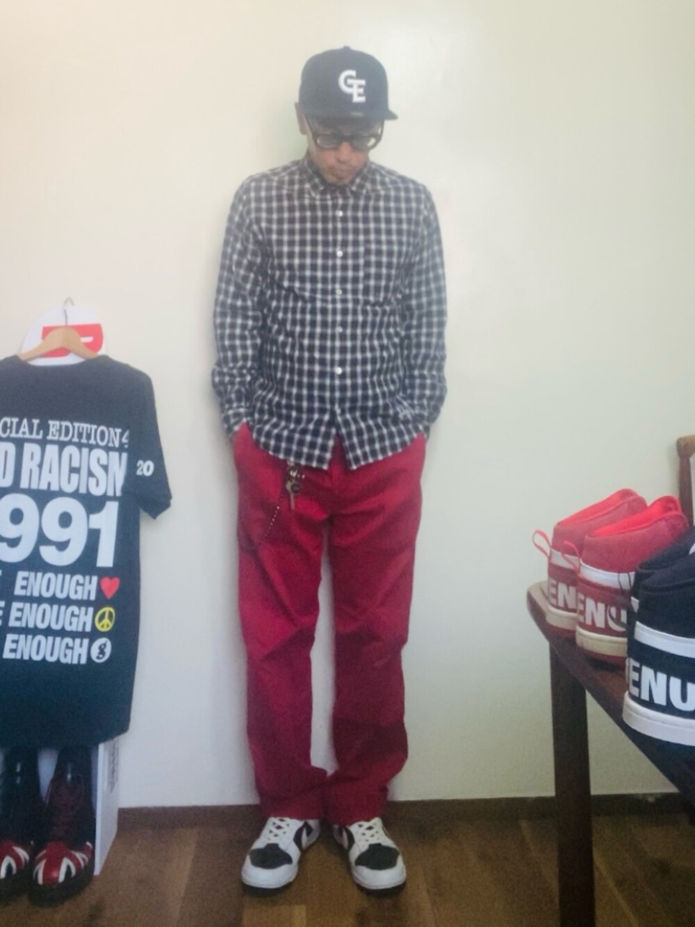 ブラック系のシャツ/ブラウス、レッド系のチノパンツ、ホワイト系のスニーカーを着用したメンズの秋コーディネートの2枚目の写真