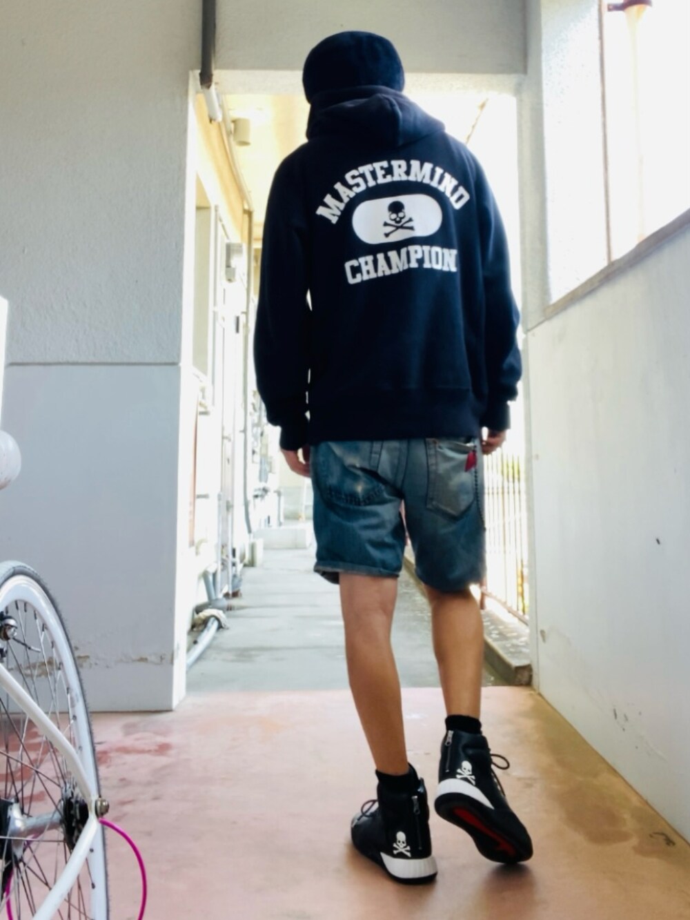 ブラック系のパーカー、ブルー系のその他パンツ、ブラック系のスニーカーを着用したメンズの春コーディネートの3枚目の写真