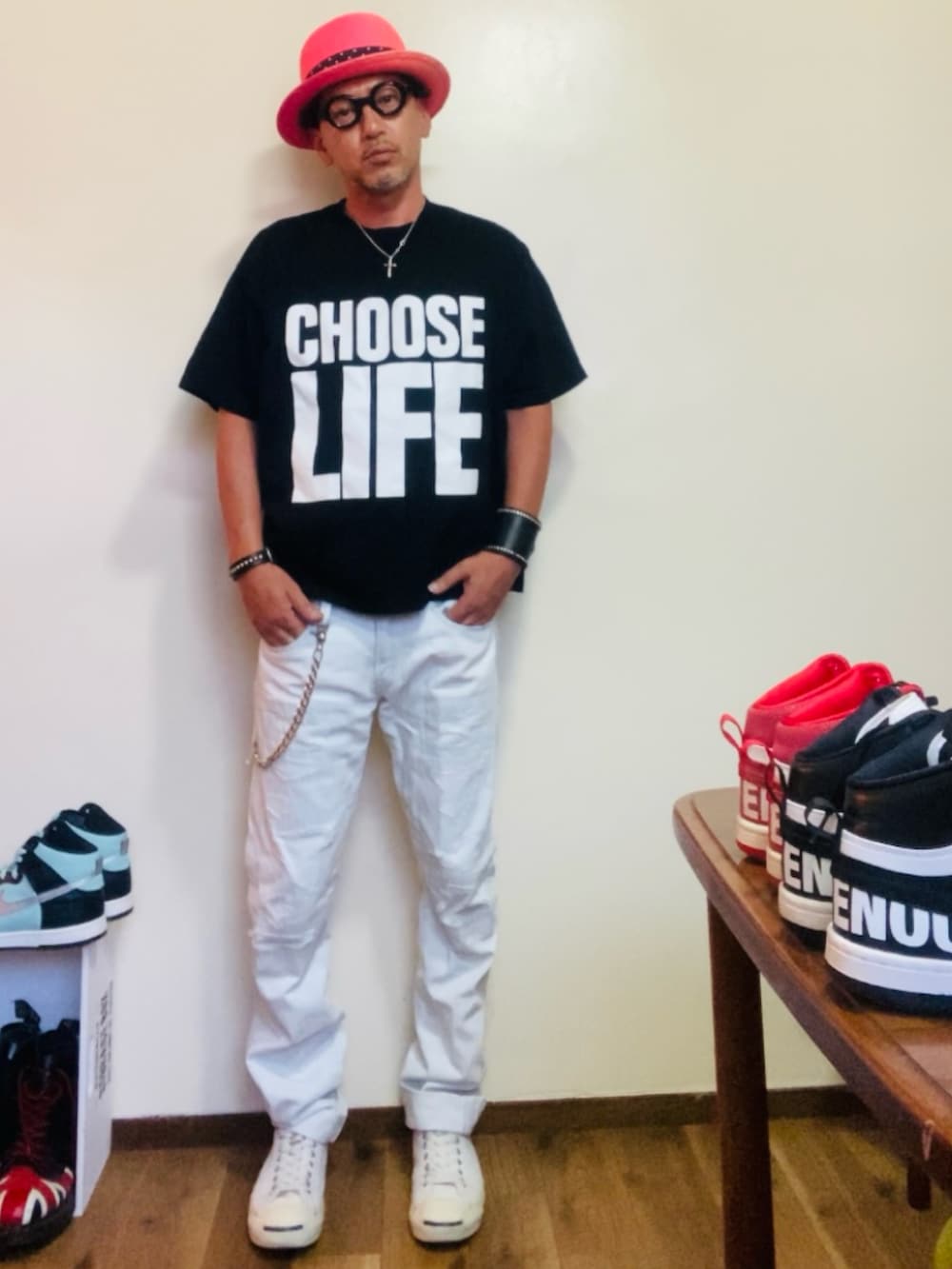 ブラック系のTシャツ/カットソー、ホワイト系のデニムパンツ、ホワイト系のスニーカーを着用したメンズの夏コーディネートの2枚目の写真