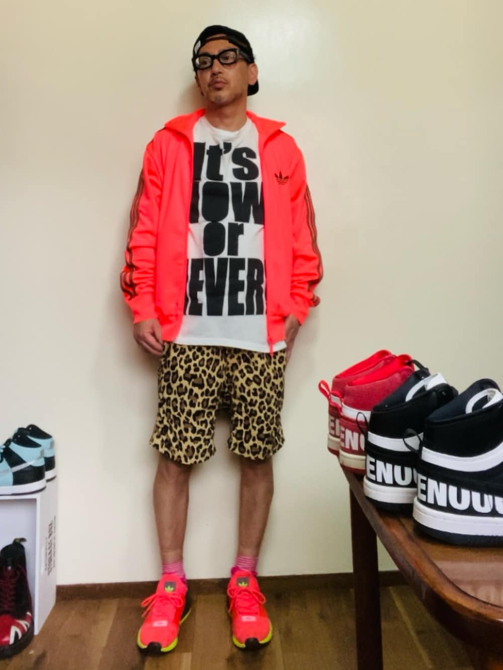 ピンク系のジャージ、ホワイト系のTシャツ/カットソー、イエロー系のその他パンツを着用したメンズの春コーディネートの2枚目の写真