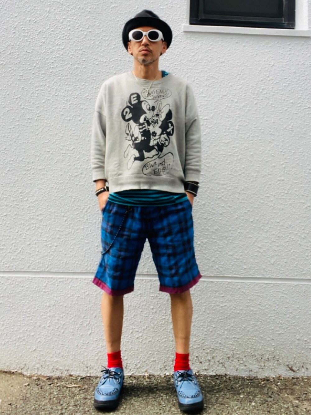 グレー系のスウェット、ブルー系のタンクトップ、ブルー系のその他パンツを着用したメンズの春コーディネートの5枚目の写真