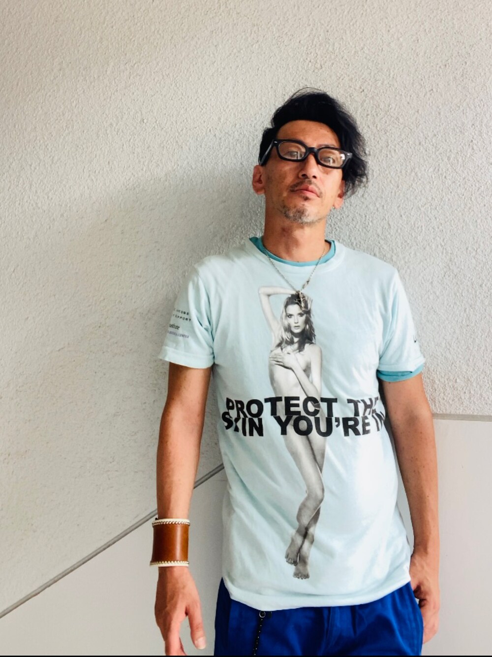 ブルー系のTシャツ/カットソー、ブルー系のその他パンツ、その他のスリッポンを着用したメンズの夏コーディネートの2枚目の写真