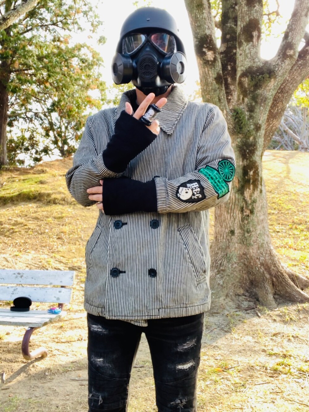 グレー系のピーコート、ブラック系のデニムパンツ、グレー系のニット/セーターを着用したメンズの秋コーディネートの4枚目の写真