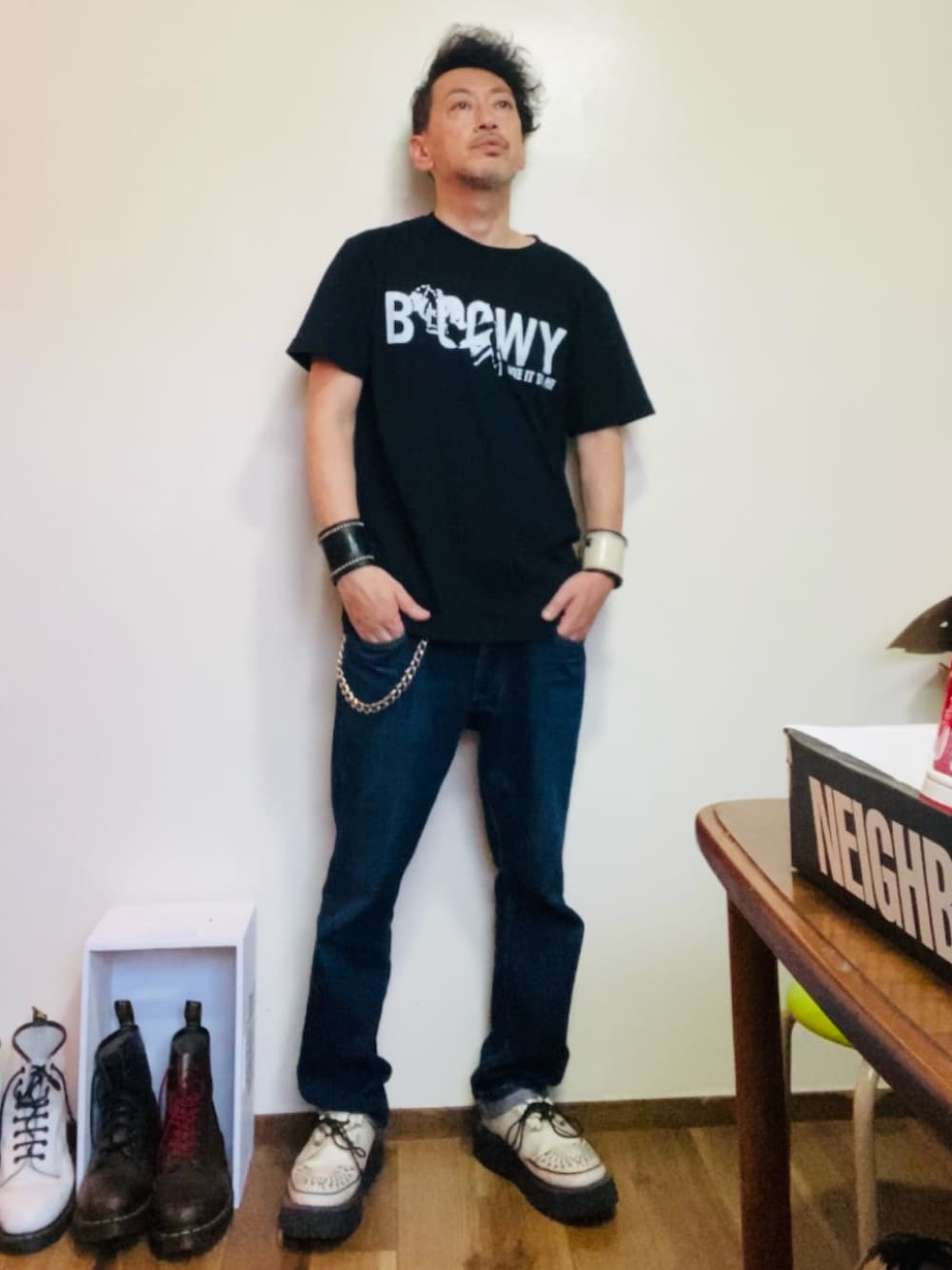 ブラック系のTシャツ/カットソー、ブルー系のデニムパンツ、ホワイト系のその他シューズを着用したメンズの夏コーディネートの2枚目の写真