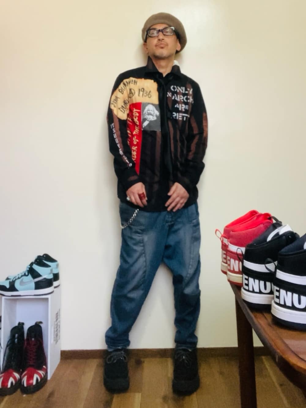 ブラック系のシャツ/ブラウス、ブルー系のデニムパンツ、ブラック系のドレスシューズを着用したメンズの春コーディネートの2枚目の写真
