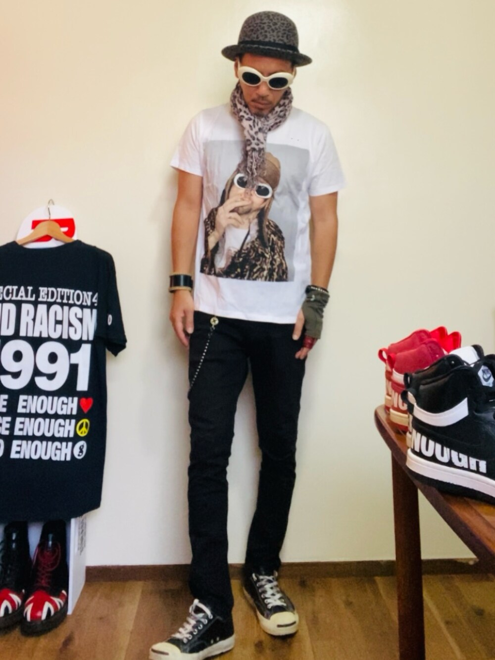ホワイト系のTシャツ/カットソー、ブラック系のパンツ、ブラック系のスニーカーを着用したメンズの秋コーディネートの4枚目の写真