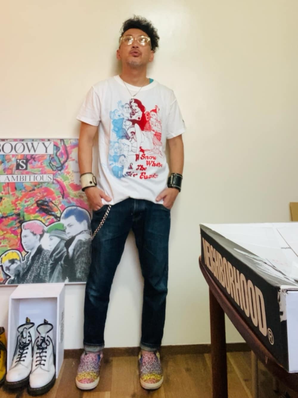 ホワイト系のTシャツ/カットソー、ブルー系のデニムパンツ、その他のスリッポンを着用したメンズの夏コーディネートの3枚目の写真