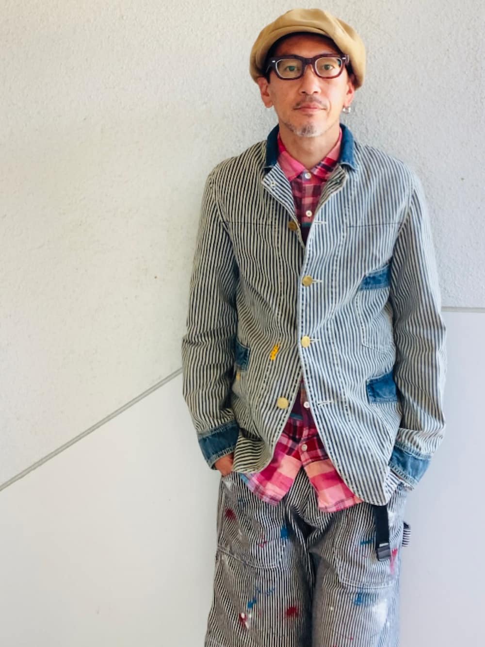 ブルー系のカバーオール、ピンク系のシャツ/ブラウス、グレー系のデニムパンツを着用したメンズの秋コーディネートの5枚目の写真