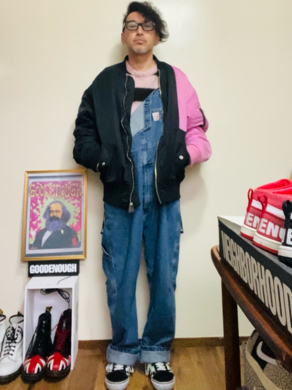 ブラック系のMA-1、ブルー系のサロペット/オーバーオール、ピンク系のニット/セーターを着用したメンズの冬コーディネートの2枚目の写真