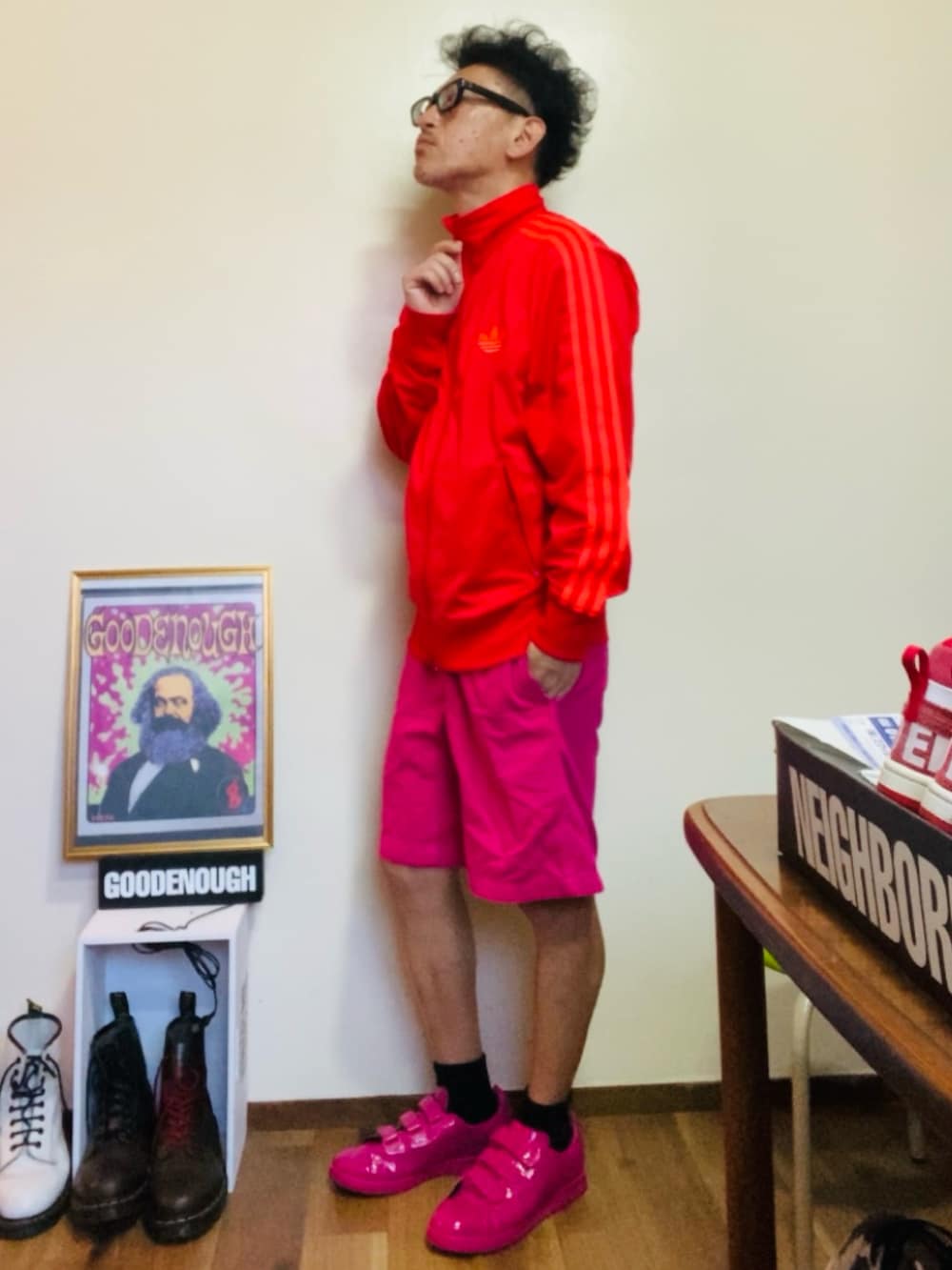 ピンク系のその他パンツ、ピンク系のスニーカー、レッド系のジャージを着用したメンズの夏コーディネートの3枚目の写真