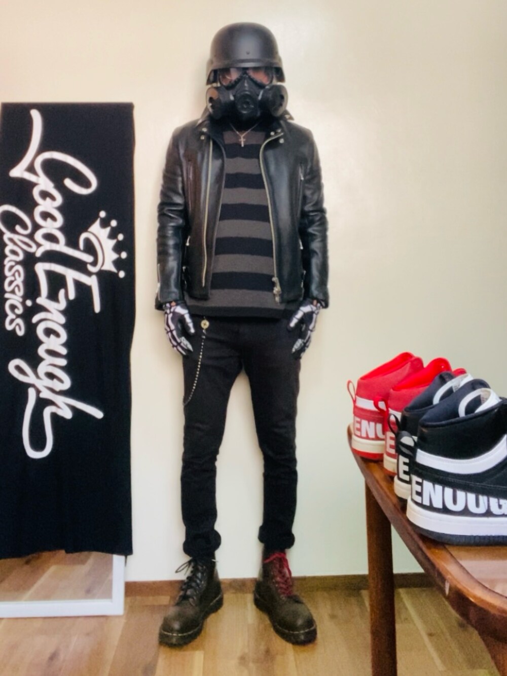 ブラック系のライダースジャケット、グレー系のニット/セーター、ブラック系のパンツを着用したメンズの冬コーディネートの2枚目の写真