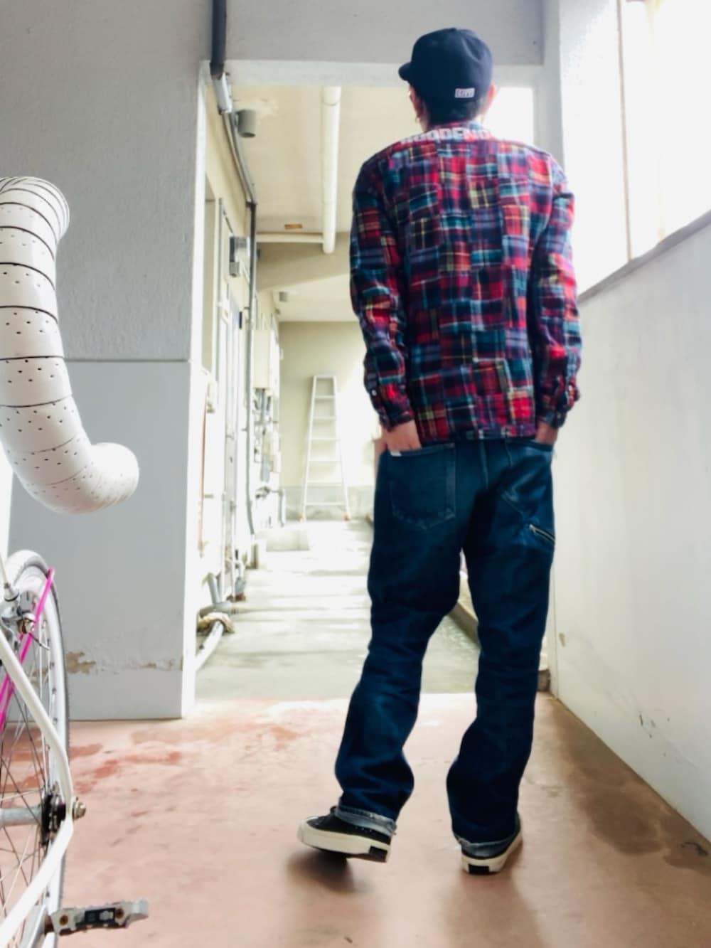 その他のシャツ/ブラウス、ブルー系のデニムパンツ、ブラック系のスニーカーを着用したメンズの春コーディネートの3枚目の写真