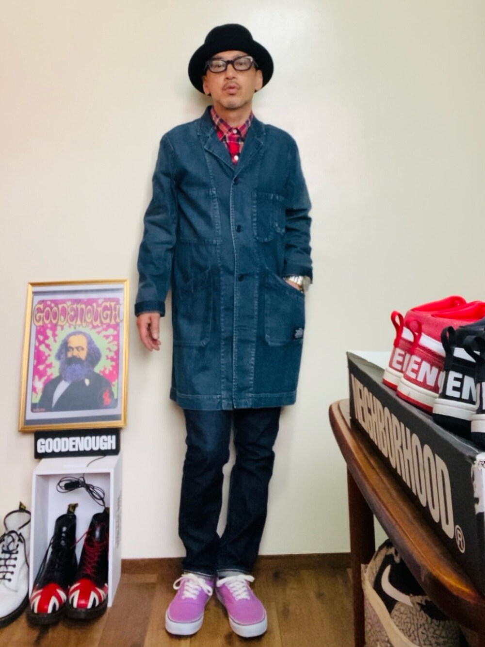 レッド系のシャツ/ブラウス、ブルー系のチェスターコート、ピンク系のスニーカーを着用したメンズの春コーディネートの4枚目の写真