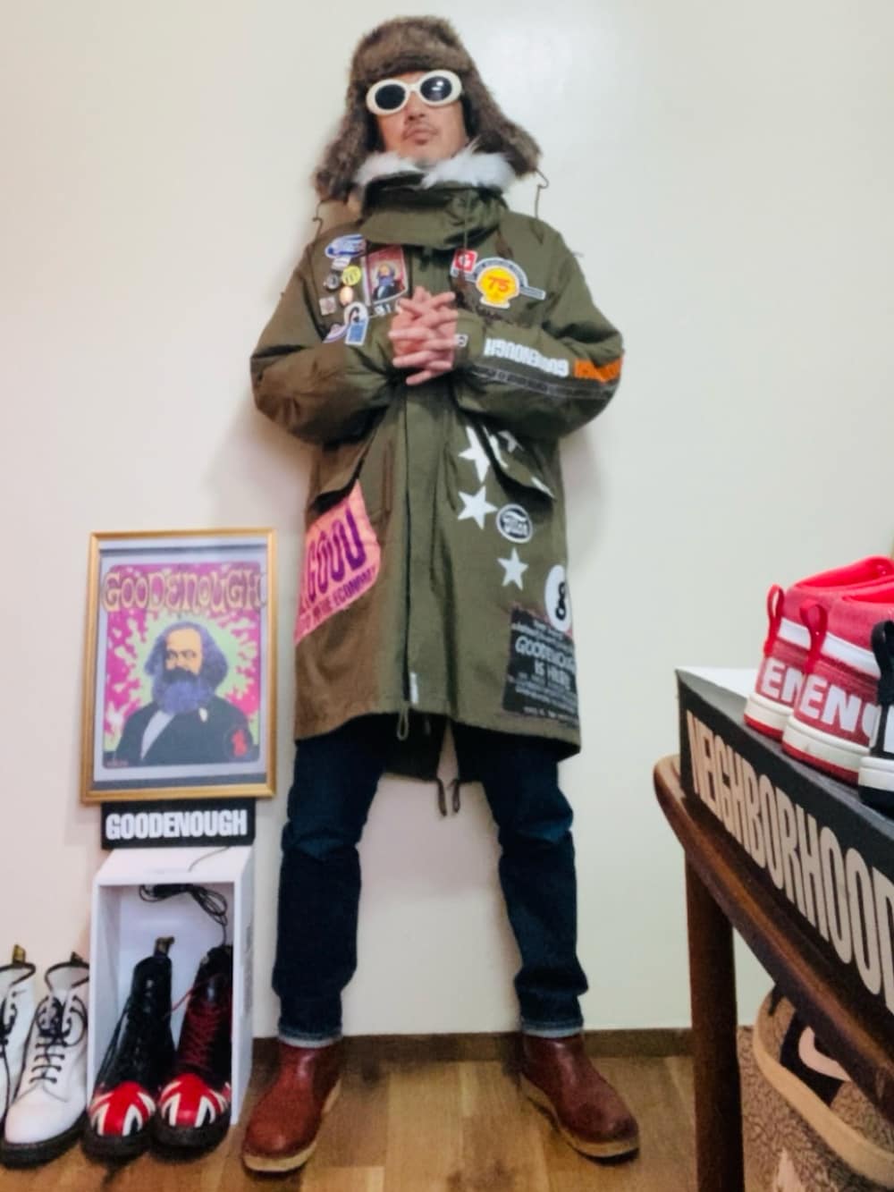 グリーン系のモッズコート、ブルー系のデニムパンツ、ブラウン系のブーツを着用したメンズの冬コーディネートの4枚目の写真