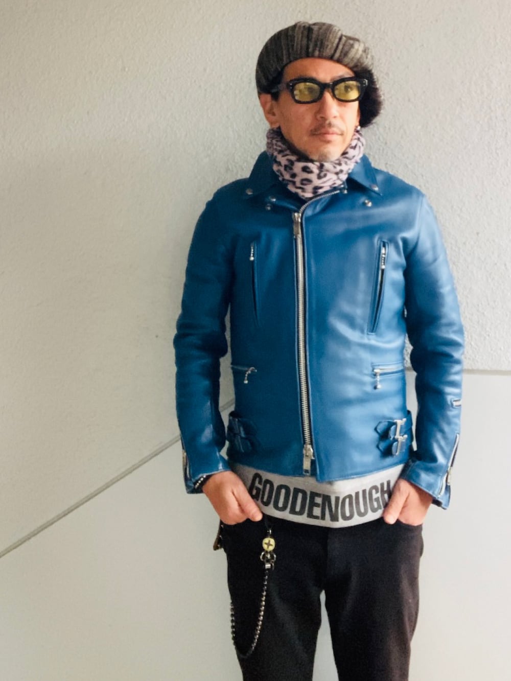 ブルー系のライダースジャケット、グレー系のスウェット、ブラック系のパンツを着用したメンズの冬コーディネートの5枚目の写真