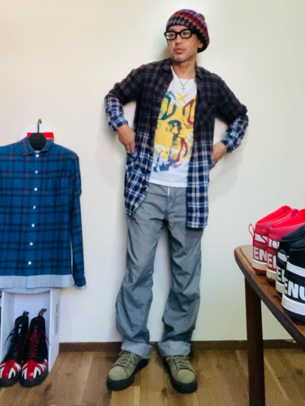 ホワイト系のTシャツ/カットソー、ブルー系のシャツ/ブラウス、グレー系のデニムパンツを着用したメンズの秋コーディネートの3枚目の写真