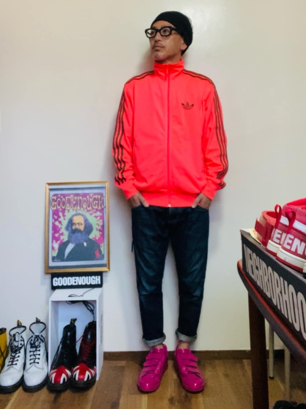 ピンク系のジャージ、ブルー系のデニムパンツ、ピンク系のスニーカーを着用したメンズの春コーディネートの3枚目の写真