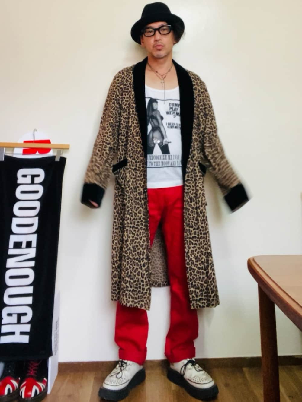 ベージュ系のその他アウター、レッド系のデニムパンツ、ホワイト系のその他シューズを着用したメンズの夏コーディネートの4枚目の写真