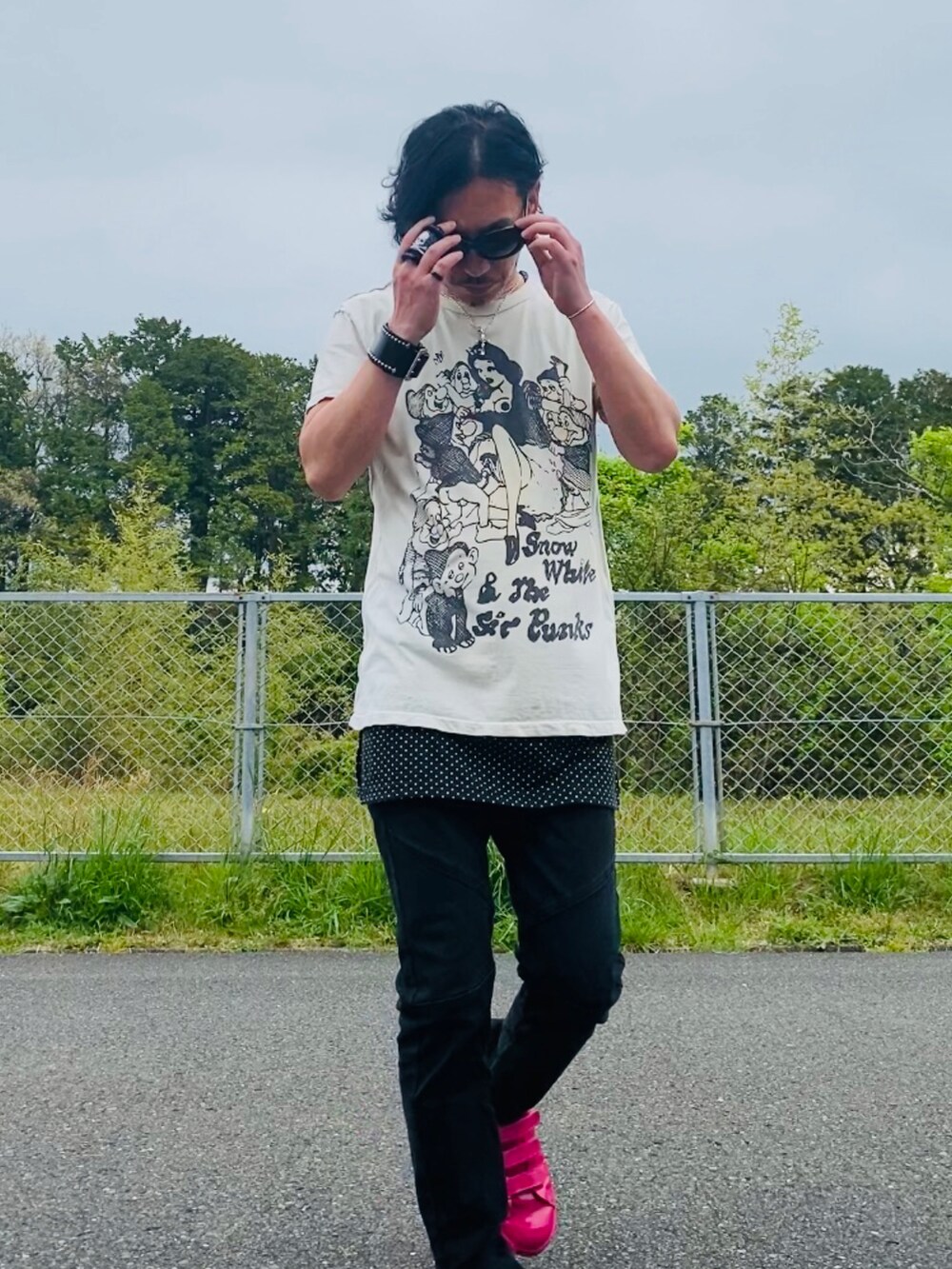 ホワイト系のTシャツ/カットソー、ブラック系のタンクトップ、ブラック系のデニムパンツを着用したメンズの春コーディネートの4枚目の写真