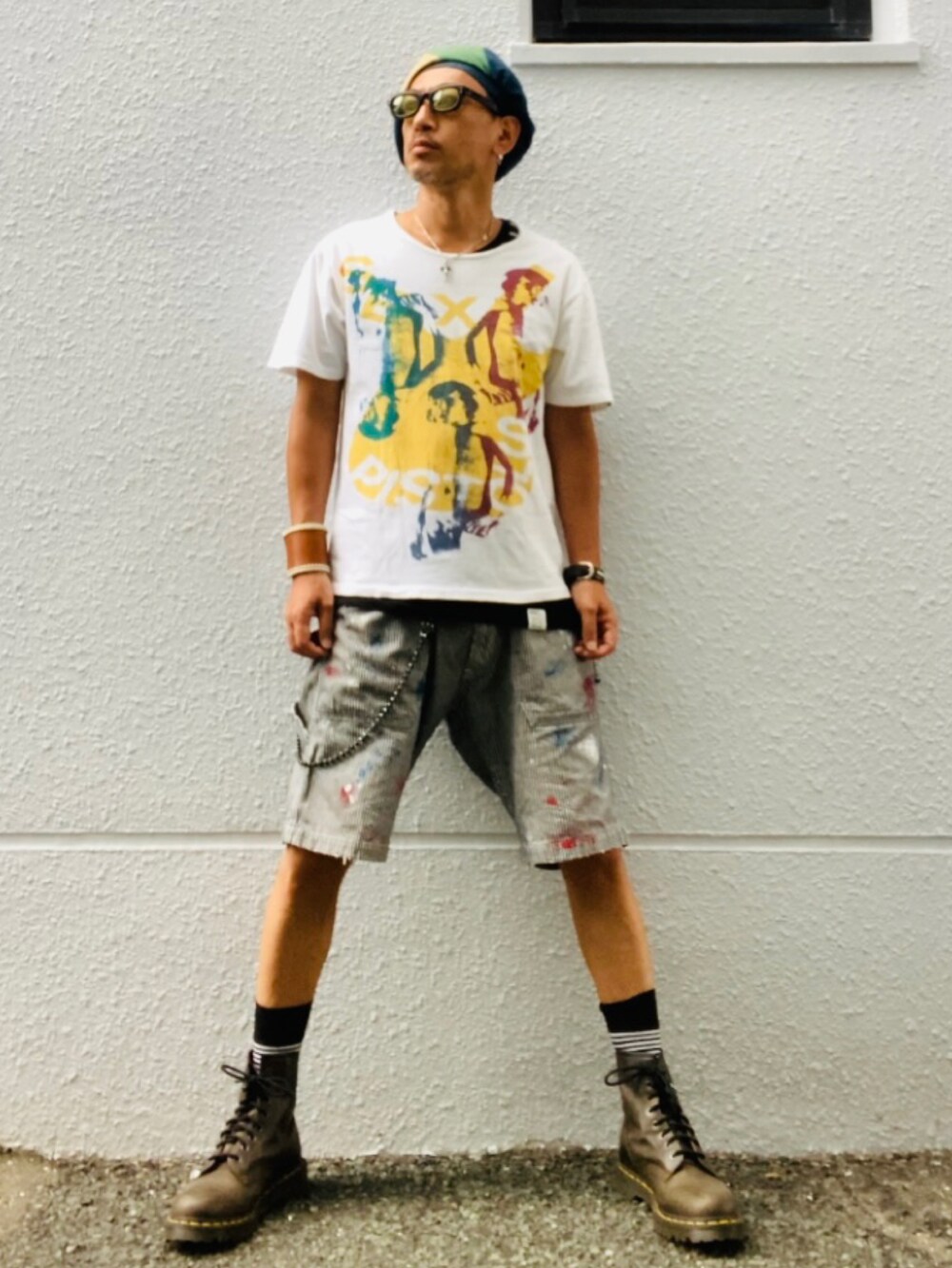 ホワイト系のTシャツ/カットソー、グレー系のデニムパンツ、グリーン系のブーツを着用したメンズの夏コーディネートの5枚目の写真