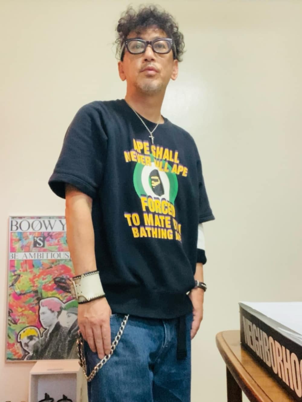 ブラック系のスウェット、ブルー系のデニムパンツ、ホワイト系のスニーカーを着用したメンズの秋コーディネートの4枚目の写真