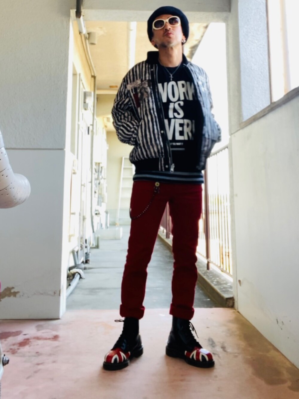 ブラック系のMA-1、ブラック系のタンクトップ、レッド系のデニムパンツを着用したメンズの秋コーディネートの5枚目の写真