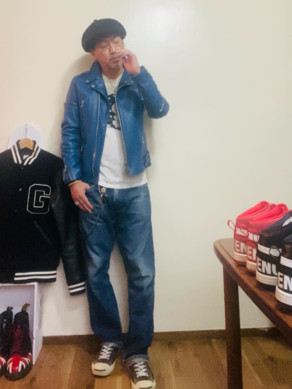 ホワイト系のTシャツ/カットソー、ブルー系のライダースジャケット、ブルー系のデニムパンツを着用したメンズの秋コーディネートの2枚目の写真