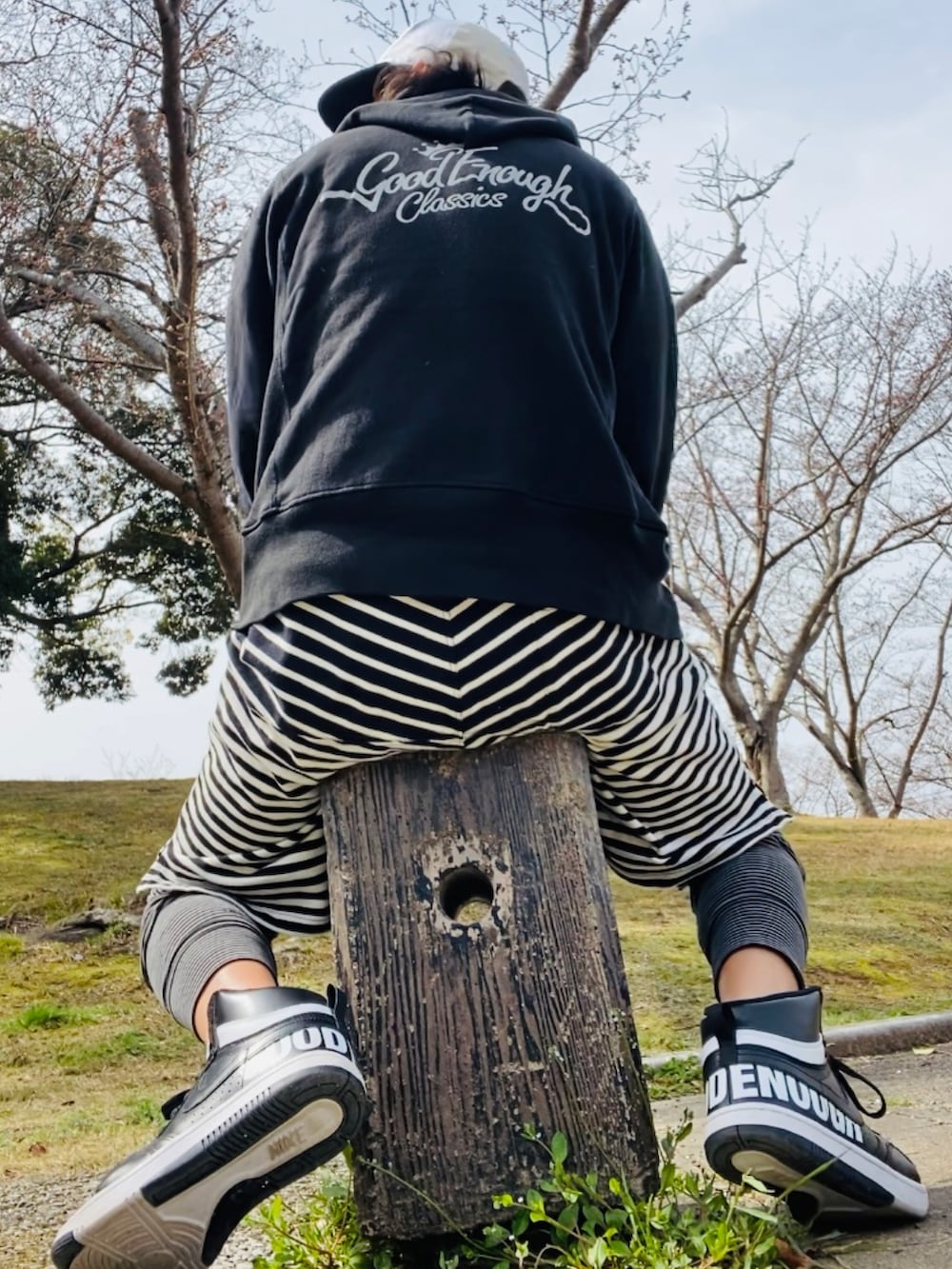 ブラック系のパーカー、ホワイト系のTシャツ/カットソー、グレー系のスウェットパンツを着用したメンズの春コーディネートの5枚目の写真