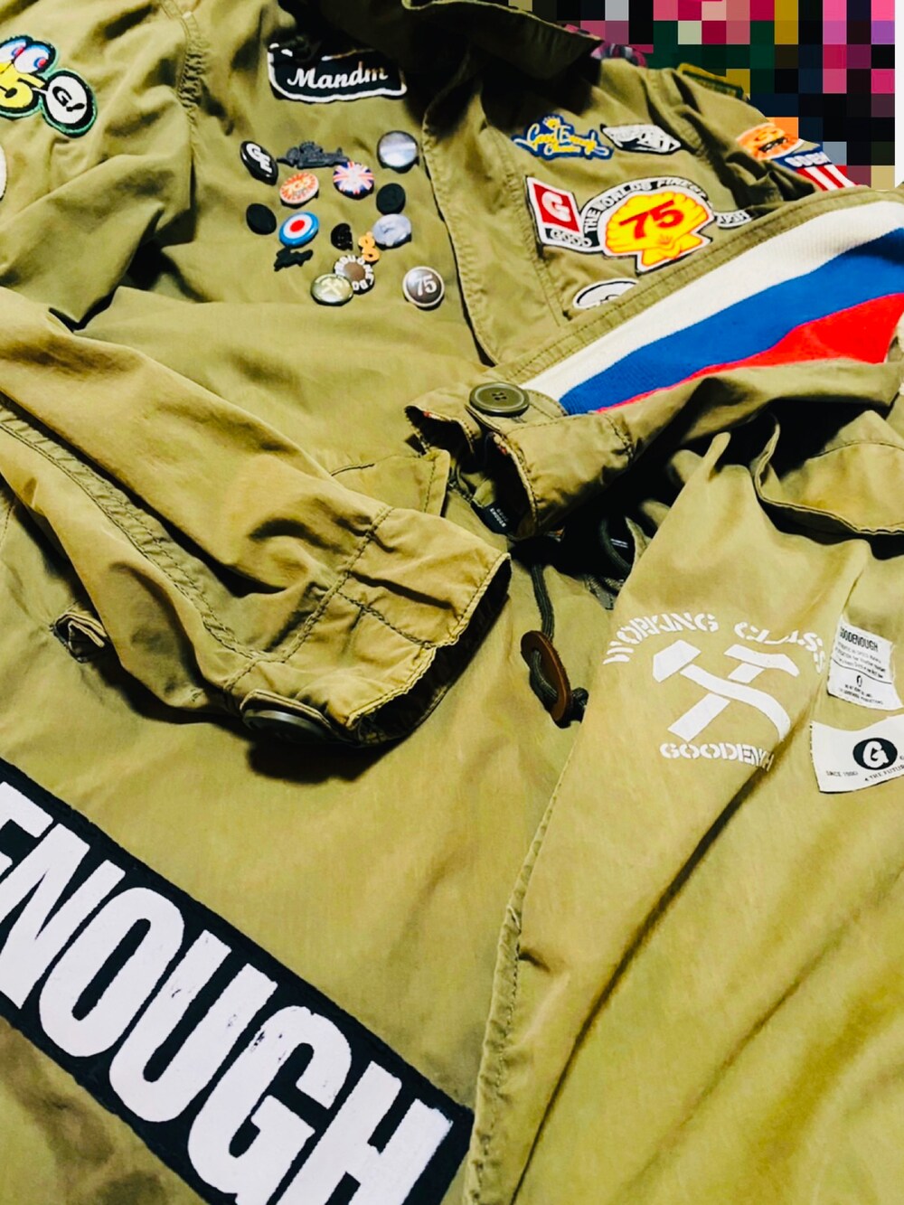 グリーン系のモッズコート、ブルー系のシャツ/ブラウス、ブラック系のデニムパンツを着用したメンズの秋コーディネートの4枚目の写真