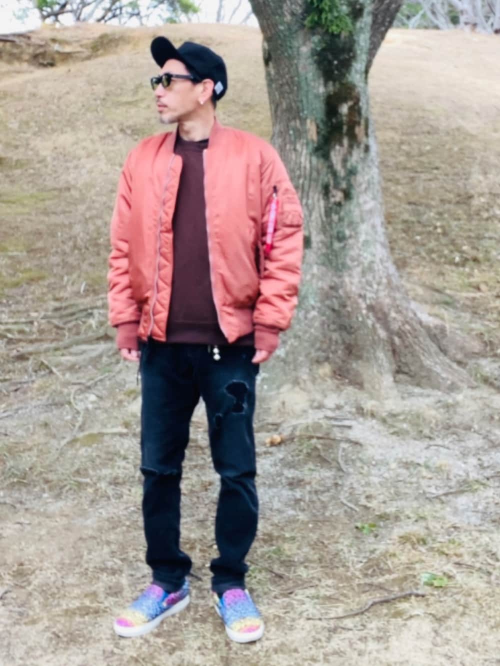 レッド系のMA-1、ブラウン系のスウェット、ブラック系のその他パンツを着用したメンズの冬コーディネートの4枚目の写真