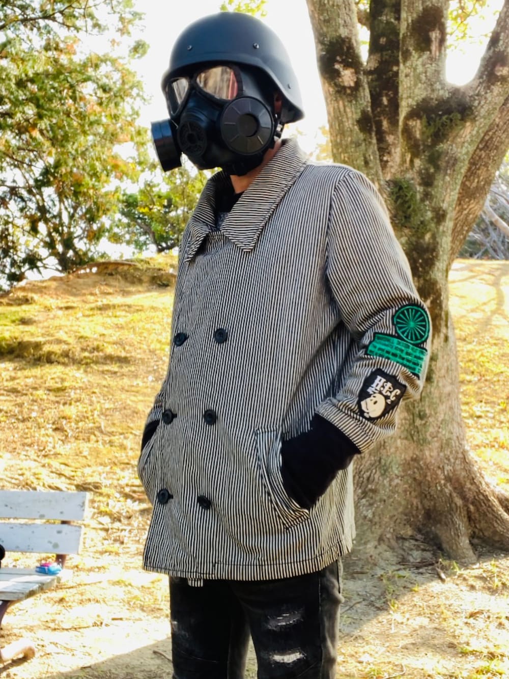 グレー系のニット/セーター、グレー系のピーコート、ブラック系のデニムパンツを着用したメンズの秋コーディネートの3枚目の写真