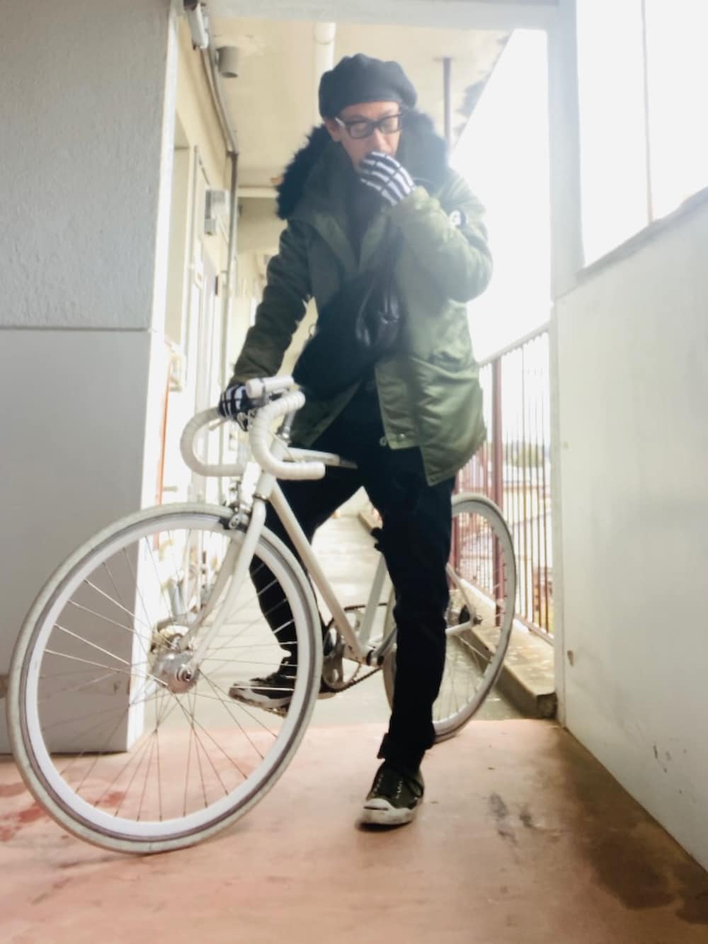 グリーン系のミリタリージャケット、ブラック系のその他パンツ、グリーン系のスニーカーを着用したメンズの冬コーディネートの4枚目の写真