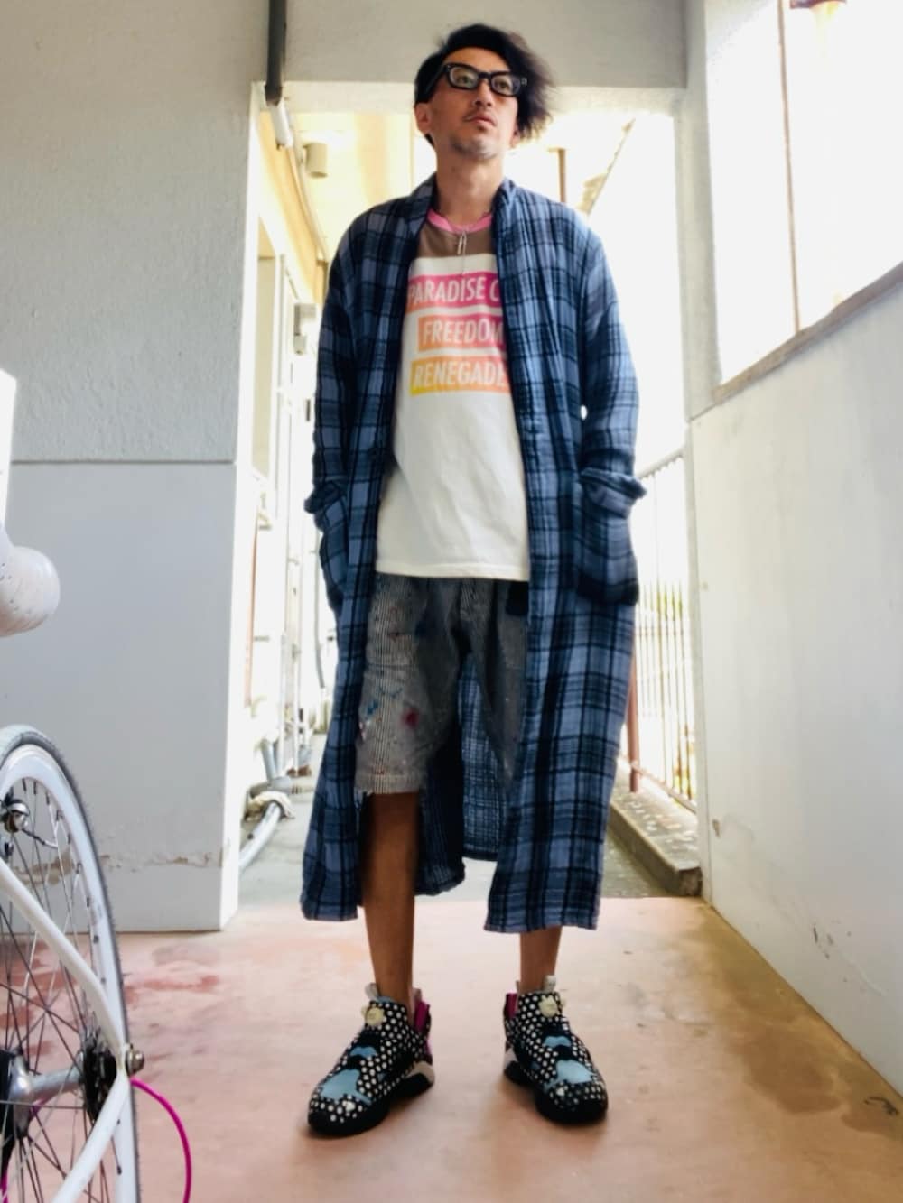 ブルー系のシャツ/ブラウス、ピンク系のTシャツ/カットソー、グレー系のデニムパンツを着用したメンズの春コーディネートの4枚目の写真