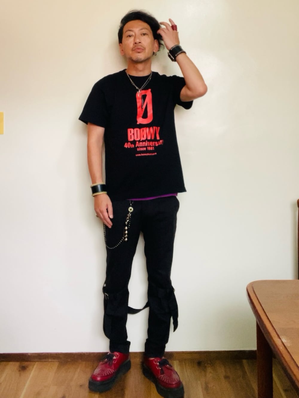 ブラック系のTシャツ/カットソー、ブラック系のその他パンツ、レッド系のブーツを着用したメンズの夏コーディネートの4枚目の写真
