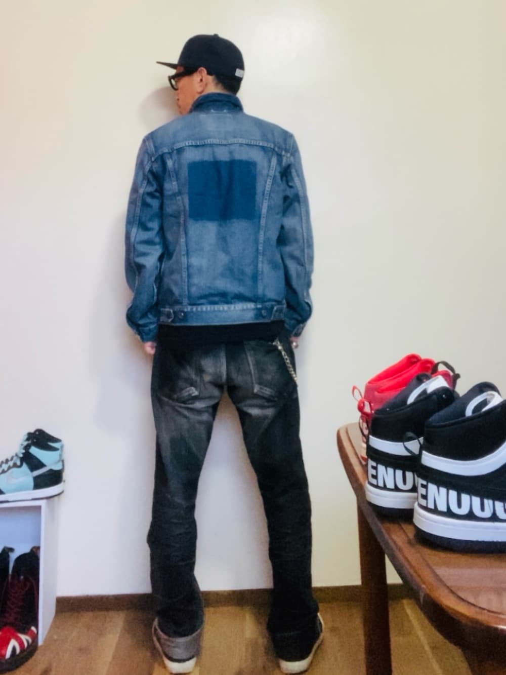 ブルー系のTシャツ/カットソー、ブルー系のデニムジャケット、ブラック系のデニムパンツを着用したメンズの春コーディネートの3枚目の写真